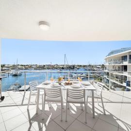 Waterfront Elegance with Pool & Jetty Access、Buddinaのホテル