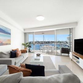 Waterfront Elegance with Pool & Jetty Access, hotel a Buddina