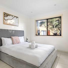 Convenient 2BR Nest in Liverpool - Stay with Ease, hotel in Liverpool