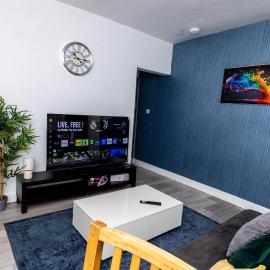 4 Bedroom House in Wolverhampton Sleeps 8 Ideal for Contractors, Hotel in Fallings Park