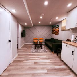Calgary में, होटल Spacious 2 bedroom with 2 queen beds and one sofa bed lower unit with separate entrance and parking space Near Downtown, Calgary Zoo, Costco and many more