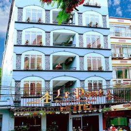 Le Pont Hotel، فندق في كات با