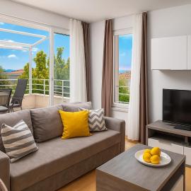 Sunny Resort apartment with seaview 1273, hotel em Razvala