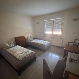 Bauernhof Privatzimmer Free WiFi Gemeinschaftsbad, hotelli kohteessa Hausbreitenbach