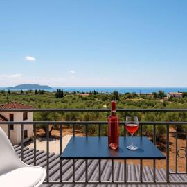 Seaview Tranquility - Elegant Escapes by the Shore, hotel a Ayía Kiriakí