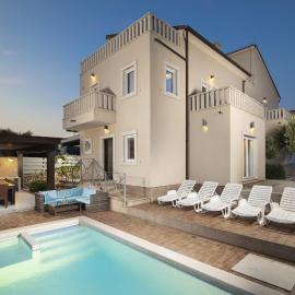 Villa Castagna near the Sea with Private Pool and Sauna, hotel in Premantura