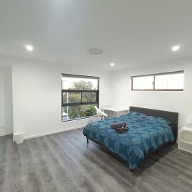 Modern and Spacious Queen Room with Attached Bathroom - NR2, hotel di Guildford
