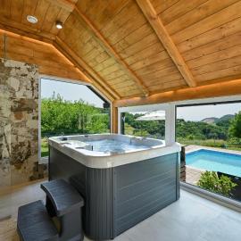 Private Villa with Pool and Jacuzzi Dreamy Hill, hotel en Pregrada
