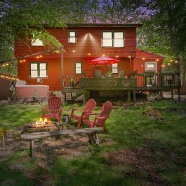 Chalet renovated Near Casino, Camelback , Kalahari 4bdrms firepit hot tub game room, hotel em Tobyhanna