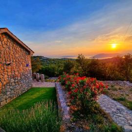 Relaxing Historic House on the Adriatic coast, hotel in Lukovo