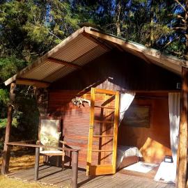 Whistling Woods Cabin at Drakensberg International Backpackers, hotel i Elandskop