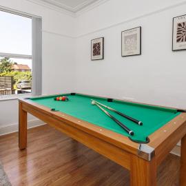 Flatzy - Sleeps 16 Near Football Ground & Ping Pong Table