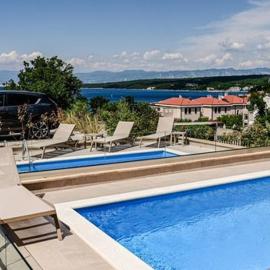 Modern 3BR Apartment with Private Pool, Sea View & Garage, hotel a Vantačići