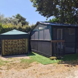 Chalet de 25 m2 avec jardin, piscine et spa uniquement accessible en juin sept