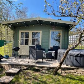 Lodge with HotTub-Garden-PetsOK-Bbq-MountainViews