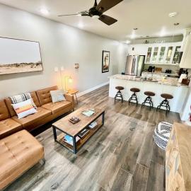 Hip Gruene Condo, Walk to Gruene Hall, On River!, hotel in New Braunfels