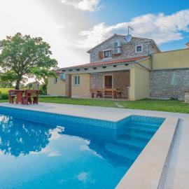 Villa Sergio, a beautiful rustic villa with a huge garden, хотел в Divšići