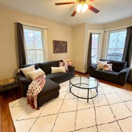 2 BR City Sanctuary - 5 Mins to Historical Salem!, hotel in Beverly