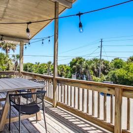 Beachfront Condo with Deck & Beach Boardwalk, hotel a Tybee Island