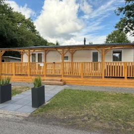 Luxe chalet met ruime veranda & airco, vlakbij Toverland, Hotel in Sevenum
