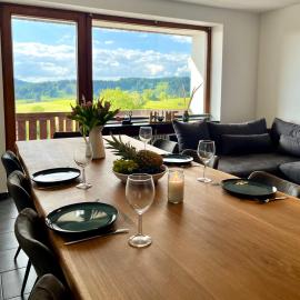 Ferienwohnung Almglück mit Pool und Sauna, direkt am Skilift, hotel in Missen-Wilhams