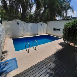 spectacular house with 4 bedroom in barrio sur with a pool, hotel in San Miguel de Tucumán