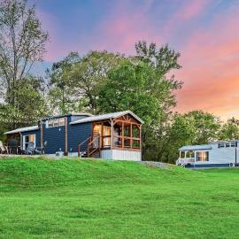 8 All Decked Out, Luxury Tiny House, Boat Parking Mins to Lake Guntersville, Downtown