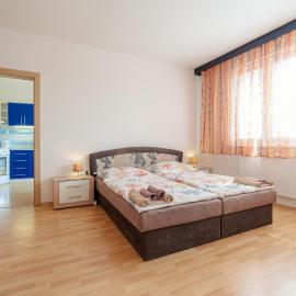 Team Flat & Urban Family Comfort - HomeBase with a Castle view, hotel in Petržalka