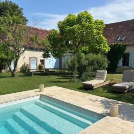 Charmante maison Bourguignonne - Piscine & jacuzzi - Le Clos Particulier, hotel a Percey
