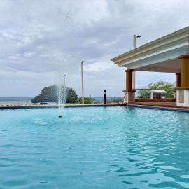 Oceanview Costa del Mar Condo with Pool and Smart TV, hotel en Pole Ojea