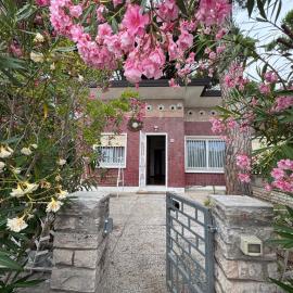 Intera casa, 100 m dal mare, grande giardino, hotel in Lido di Jesolo