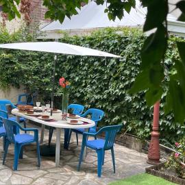 Lovely house with garden Paris Flea Market, hotel in Saint-Ouen
