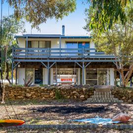 Lens Lodge - Spacious beach Home, ξενοδοχείο σε Guilderton