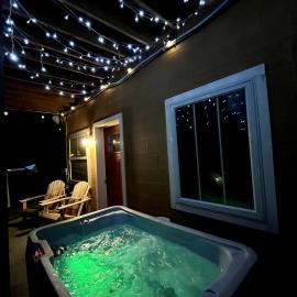 SO Cute! Fully Stocked! King Bed, Hot Tub!