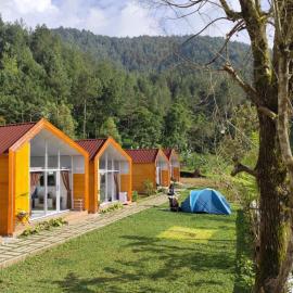 Glamping Azalea Tawangmangu, hotel en Tawangmangu