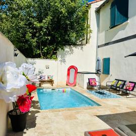 Villa Montplaisir, maison avec piscine privée à 800m du centre historique, hotel v Avignonu