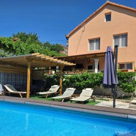 Holiday house LUMA, hotell i Hrvace