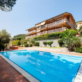 GuestHost - Bordighera Terrace APT with Parking & Shared Pool, hotell i Bordighera