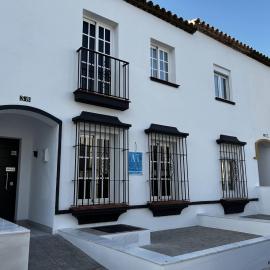 LEON 38 Apartments Private Parking - EaW Homes, hotel in Estepona