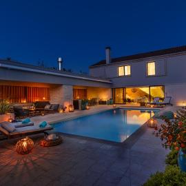 Villa Amorosa, Luxury Villa with heated Large Pool & Sea View, Lošinj Island, Hotel in Nerezine