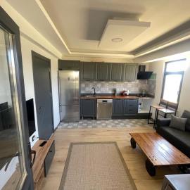 Spacious and modern apartment with a view, hotel in Gökçeada