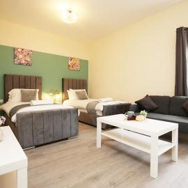 Malpas House By N And N Stays Ltd, Spacious 5 Bedroom house in Newport, sleeps 8 Perfect for Contractors, Workers & Families, Free Pvt Parking, Fast Wifi, Close to M4 and local amenities