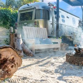 Weeki Wachee Waterfront Airstream Glamping Experience, hotelli kohteessa Spring Hill