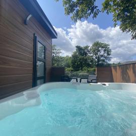 P51 - Studio Pod with Hot tub, hotel in Bethesda