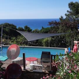HAUT DE VILLA au MONT ST CLAIR VUE EXCEPTIONNELLE MER et FORÊT terrasses, piscine, pétanque, solarium privés