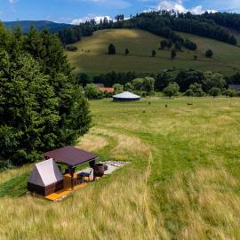 Glamping s piknikem u koní, hótel í Sobotín