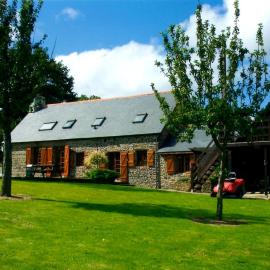Luxury rural farmhouse retreat ideal for families with a jacuzzi hot tub, hotel di Yvrandes