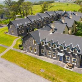 Dingle Courtyard Holiday Homes 3 Bed Sleeps 6, hotel Dingle-ben