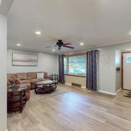 Sideline Sanctuary: Cozy Nights, Game Day Lights, Hotel in Canton