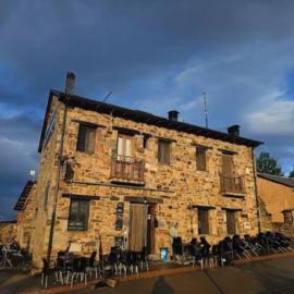 Albergue Monte irago, hotel in Foncebadón